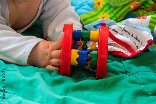 Obraz na płótnie Un enfant joue dans une crèche avec un jeu d'éveil