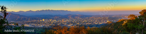 Canvastavla Panorama of sunset above downtown Glendale and San Gabriel Mountains in background viewed from Griffith Park near Los Angeles, California