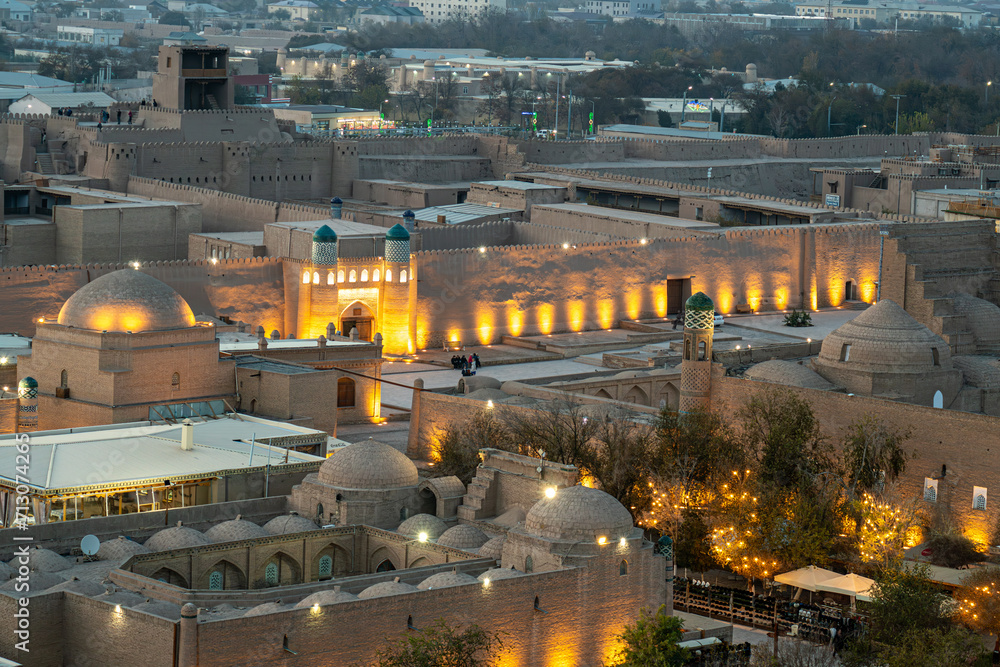 Φωτογραφία The ancient Zindan building and entrance gate to the fortress in the city of Khiva in Khorezm