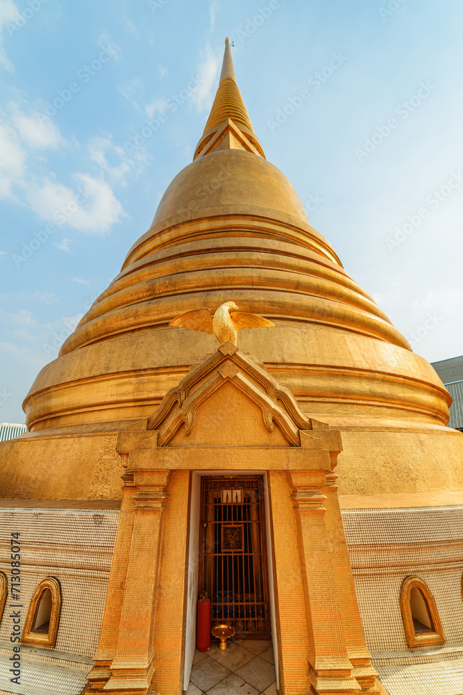 The golden stupa at Wat Pavaranivesh Vihara Ratchawaraihan The golden stupa at Wat Pavaranivesh Vihara Ratchawaraihan
