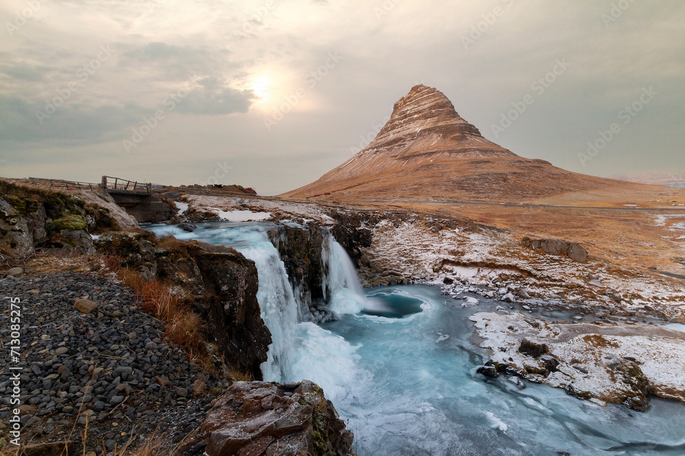 Fototapeta premium The Mountain Kirkjufell and the waterfall kirkjufellfoss, Snaefellsnes Peninsula, Europe