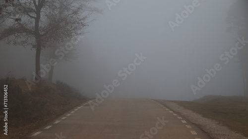 carretera con niebla, conducir con niebla, niebla en la Nou, nube baja, berguedá, fondo de escrotorio fondo de pantalla, niebla, boira, bruma, precaución, cuidado, poca visibilidad, cortina de niebla photo