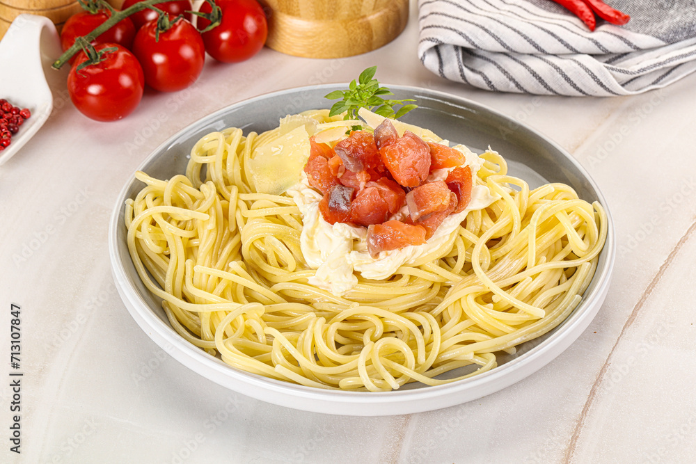 Pasta spaghetti with salmon and stracciatella Pasta spaghetti with salmon and stracciatella