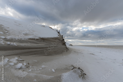 Fototapeta Naklejka Na Ścianę i Meble -  Schnee, Düne und Strand im Winter auf Langeoog.