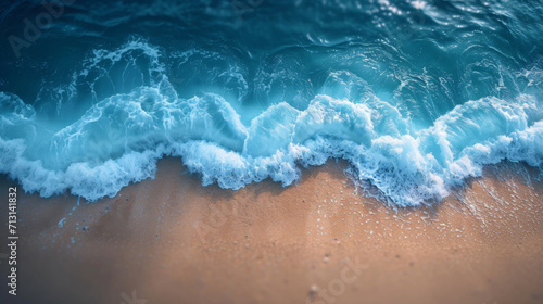 Plage avec vague vu par un drone de dessus, eau bleu