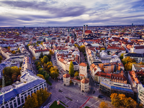 Goldene Stunde über München: Magisches Drohnenpanorama der historischen Altstadt