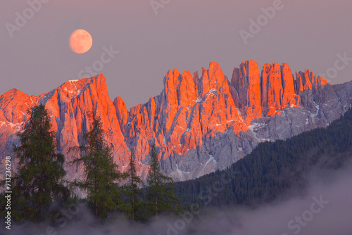 Bild auf Leinwand Latemar Gebirgsstock im Sonnenuntergang, Dolomiten, Südtirol, Italien, Europa