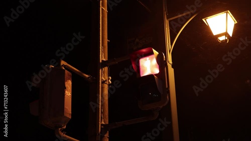 夜の街　交差点　光る信号機