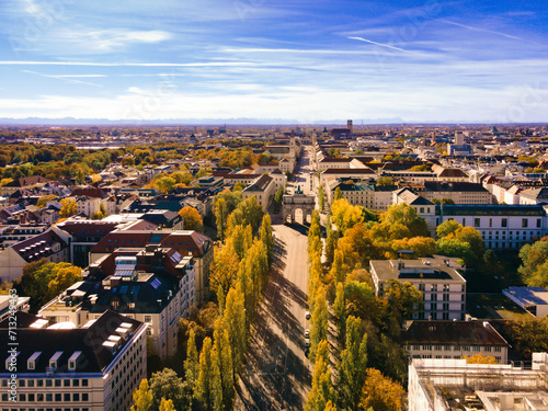 Münchner Prachtstraßen, das Siegestor und Alpenpanorama – Ein majestätischer Blick aus der Vogelperspektive bei Föhn
