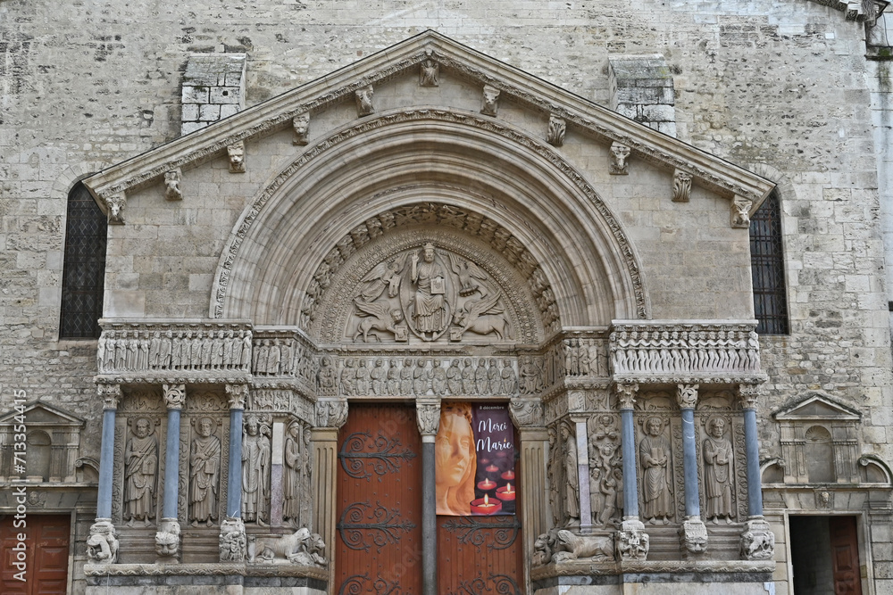 Arles, il portale della cattedrale di Saint Saturnin  - Provenza, Francia	