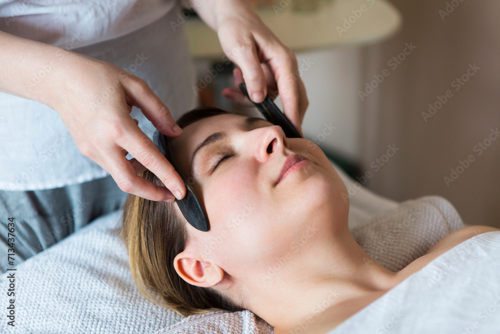 Naklejka premium Young woman have face treatment at beauty clinic