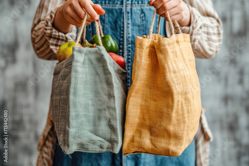 Imagen de una bolsa de compras con productos de comercio justo y orgánicos