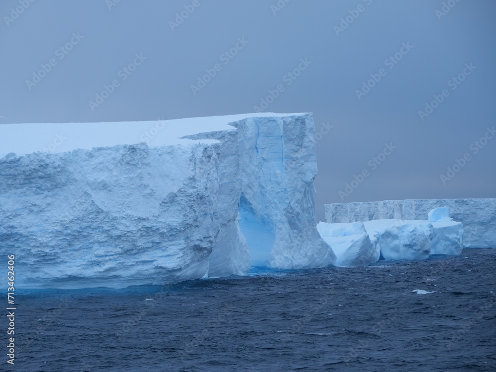 Die Reste des einst größten Eisbergs der Welt, A76a, in der Scotiasee zwischen Antarktis und Südgeorgien Die Reste des einst größten Eisbergs der Welt, A76a, in der Scotiasee zwischen Antarktis und Südgeorgien