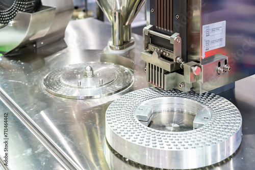 Foto close up red capsule in disc sorting plate and feeding fork of automatic capsule