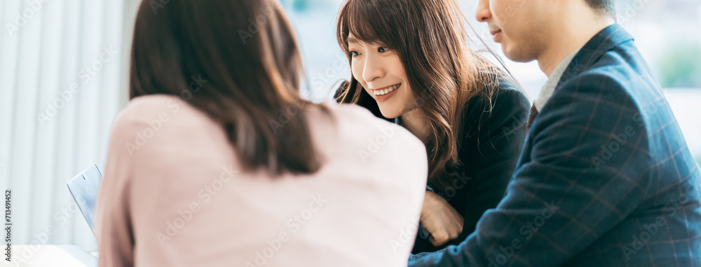 Naklejka premium ミーティングをする3人のビジネスマン