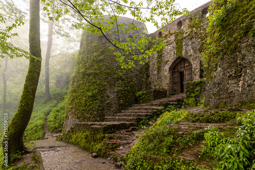Obraz na płótnie Iran, Gilan province. Rudkhan Castle, mountain medieval fortress built in the 12th century AD, rebuilt in 1096 for use by the Order of Assassins w salonie