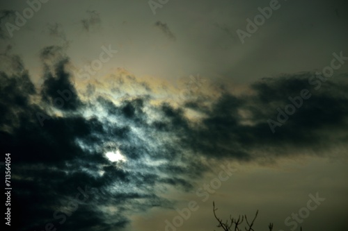 Nubes negras al atardecer