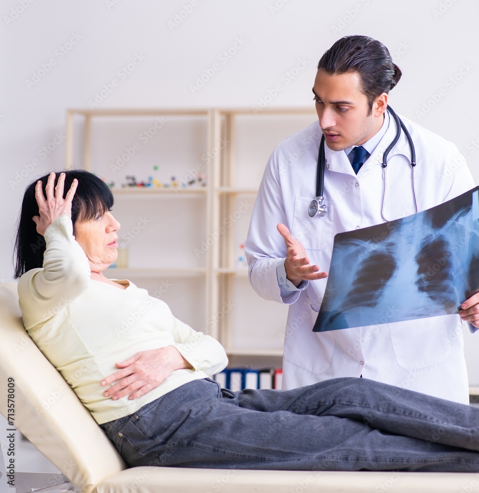 Obraz premium Young doctor examining senior old woman