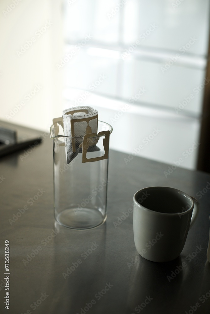 ガラス容器にセットしたドリップパックでコーヒーを淹れるところ ガラス容器にセットしたドリップパックでコーヒーを淹れるところ