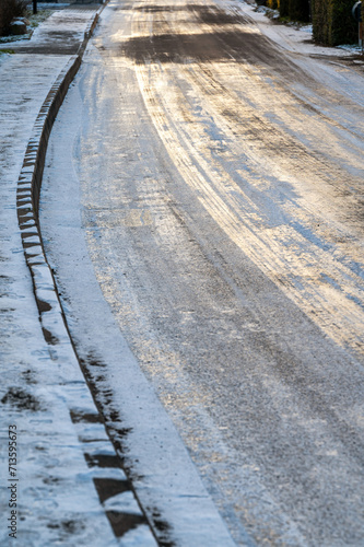 Vollkommen vereiste Straße und Gehweg zum Thema Winterdienst und winterliche Unfallgefahr