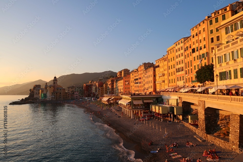 Vue panoramique sur la plage et le front de mer de la ville de Camogli en Ligurie, sur la Riviera italienne, au bord de la mer Méditerranée, au soleil couchant (Italie)