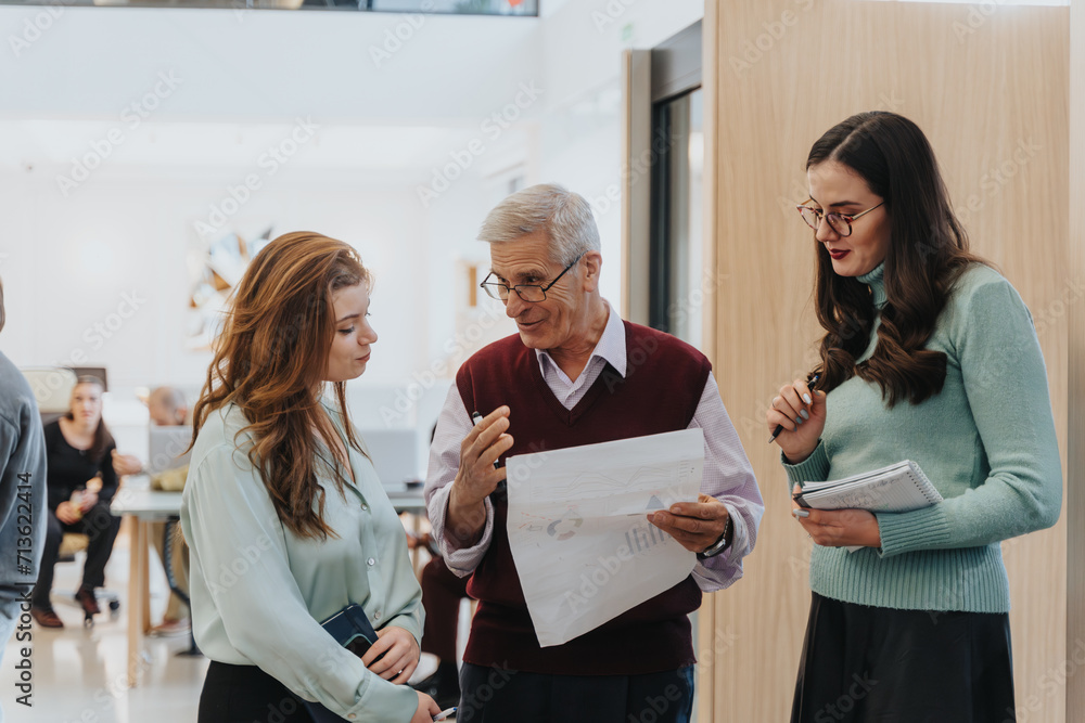 Senior Collaborative Foto de Experienced senior businessman shares insights with attentive ...