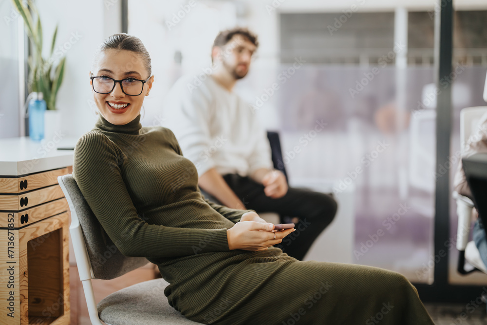 Obraz premium Diverse business team analyzing statistics and brainstorming for success in a corporate office.