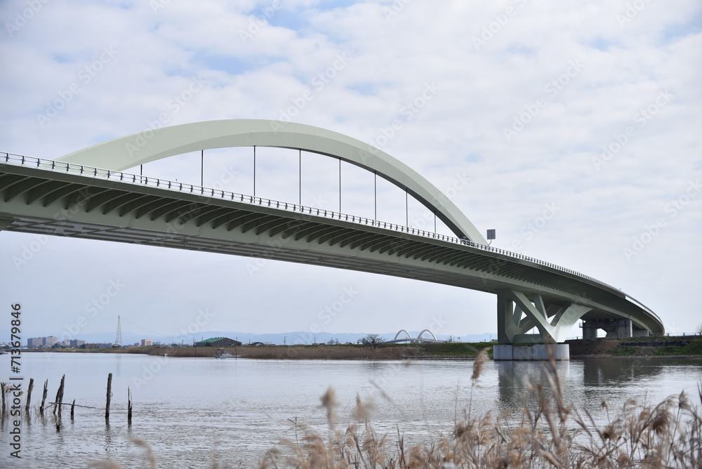 Obraz premium 大きな川に架かる橋