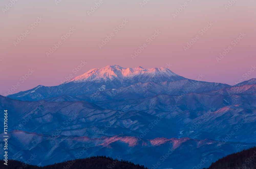 冬の霧ケ峰高原からピンクに染まる夜明けの御嶽山