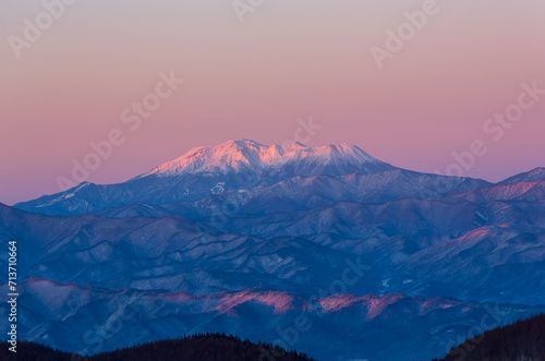 冬の霧ケ峰高原からピンクに染まる夜明けの御嶽山 © Umibozze