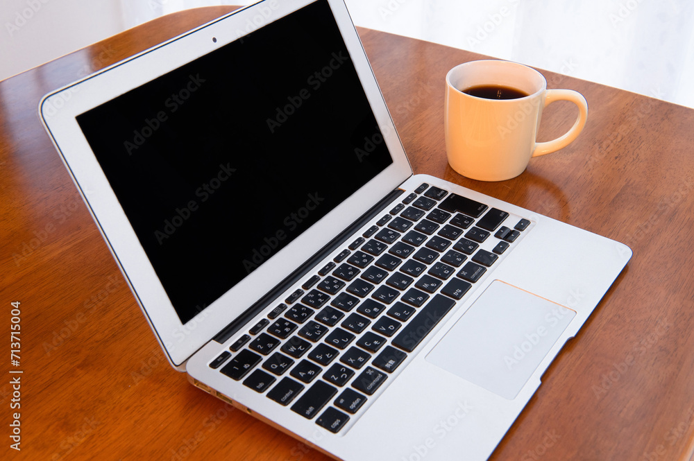 ノートパソコンとコーヒー