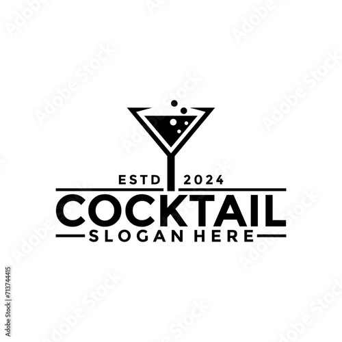 Cocktail logo design vector vintage. alcohol drink icon. cocktail glass vector retro design template