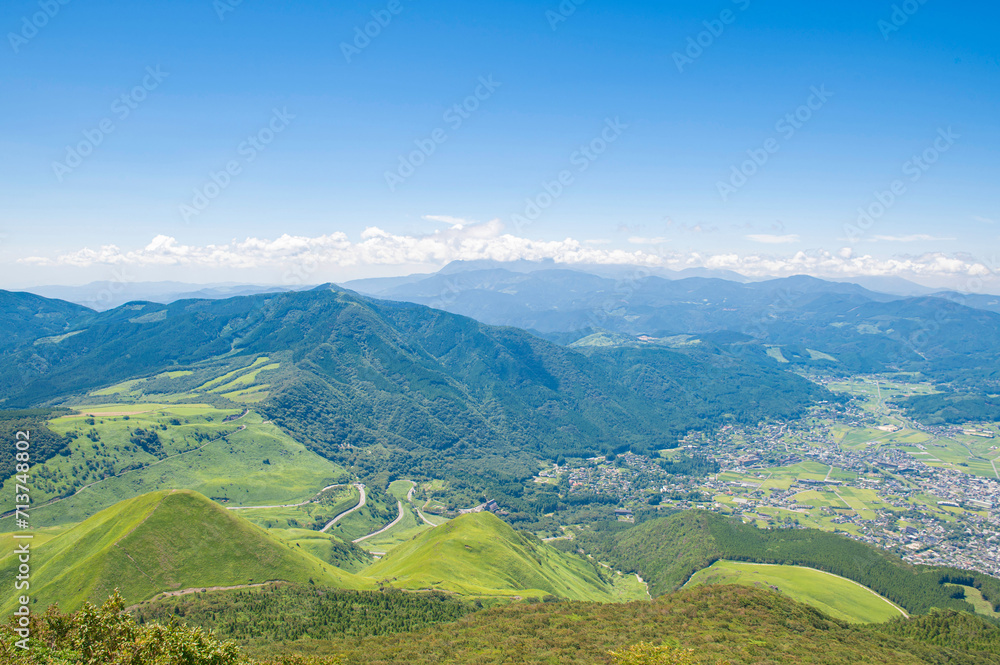 Obraz premium 由布岳登山・登山道から望む湯布院方面