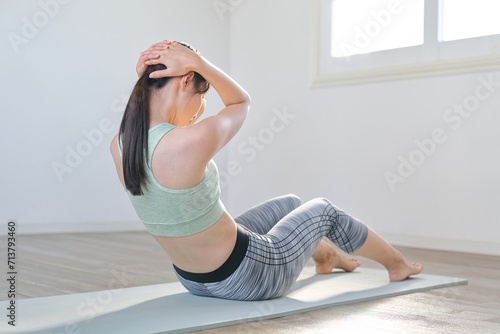 クランチで腹筋を鍛える女性	 photo