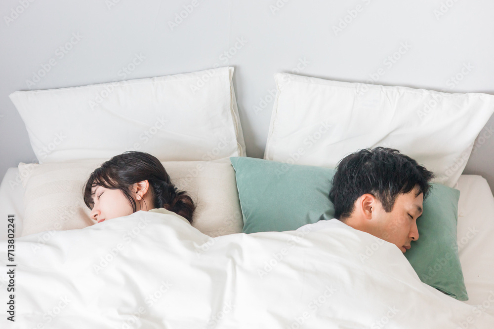ベッドで眠る若い夫婦(睡眠の質・睡眠時間・安眠)
ベッドで眠る若い夫婦(睡眠の質・睡眠時間・安眠)