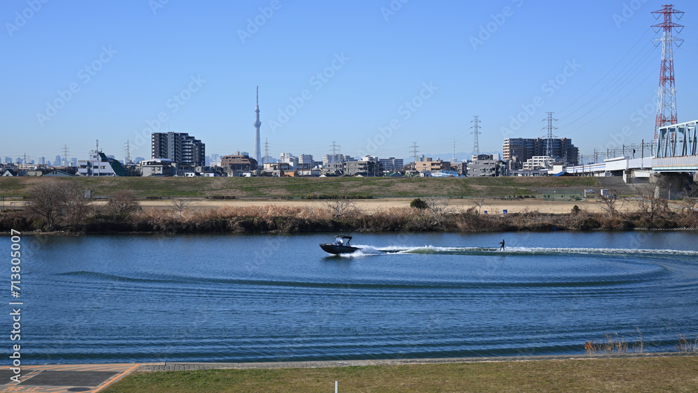 冬に江戸川にて水上スキー 冬に江戸川にて水上スキー