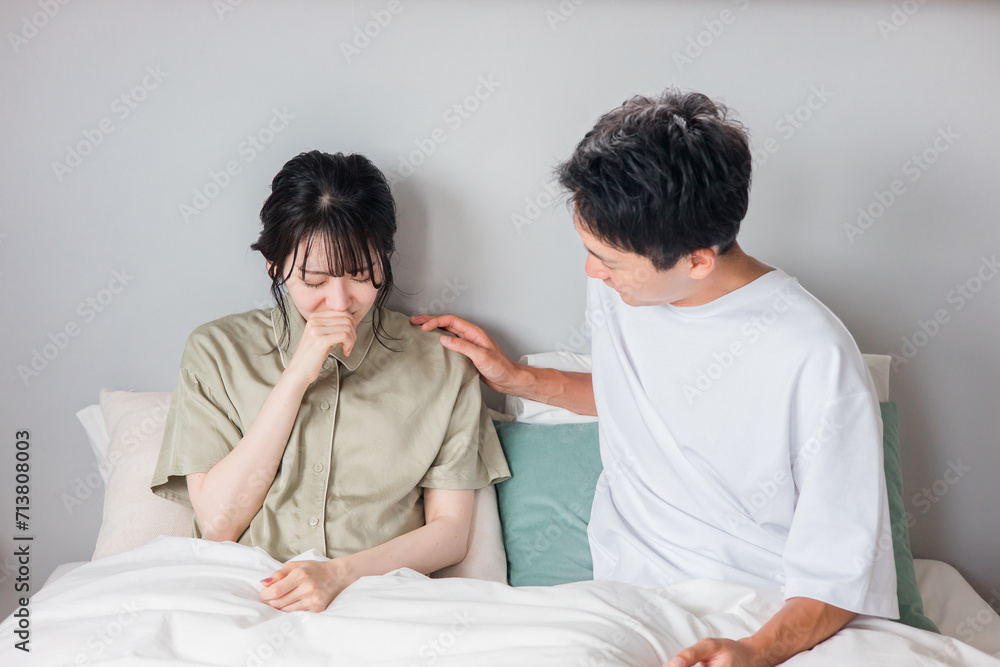 鼻炎・花粉症・鼻詰まりの症状で苦しむ女性と心配する男性
鼻炎・花粉症・鼻詰まりの症状で苦しむ女性と心配する男性