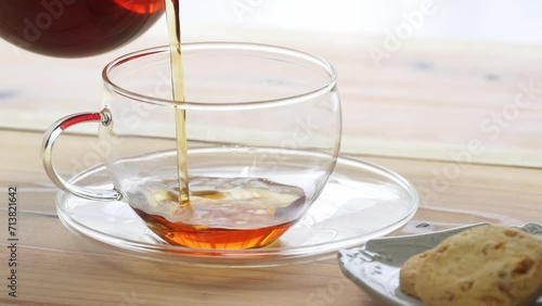 紅茶をポットからカップに注ぐ様子 photo