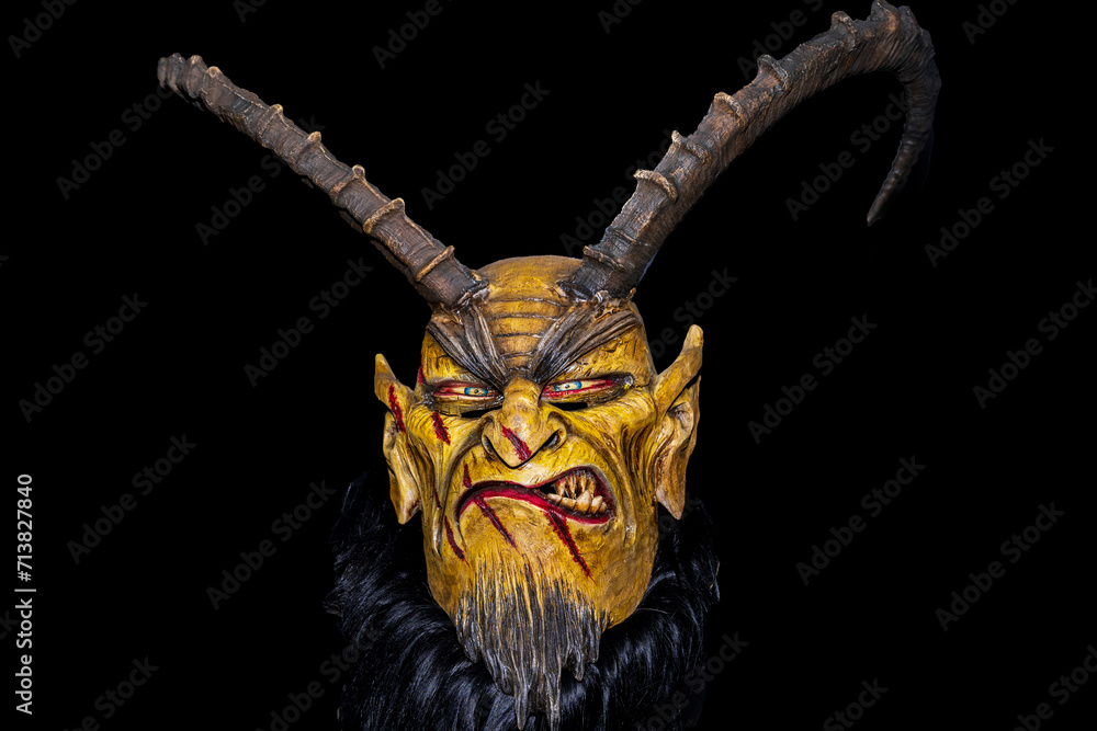 Geschnitzte Perchtenmasken