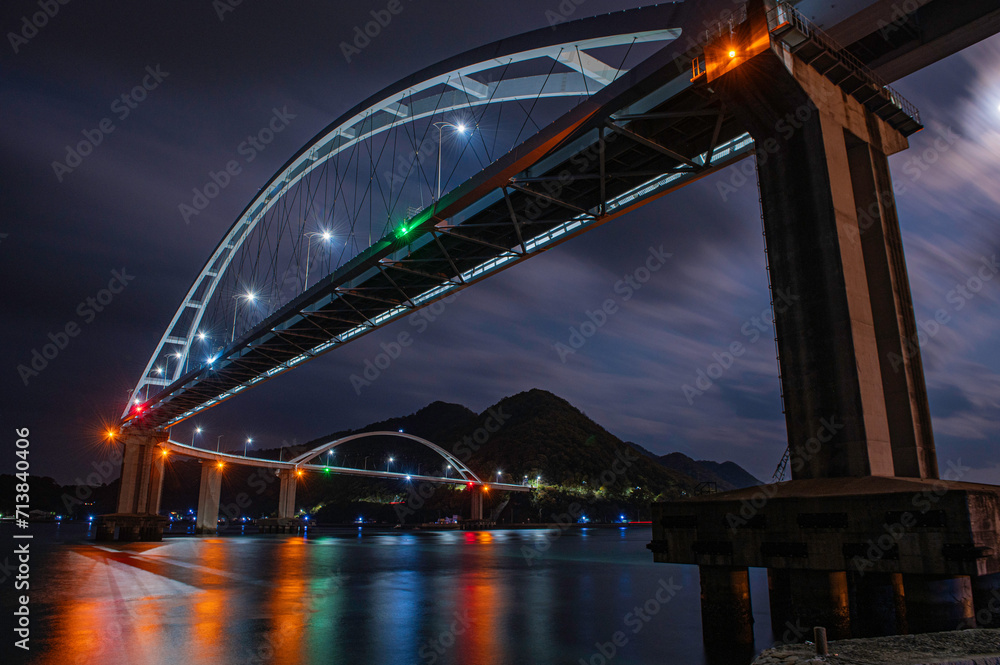 Fototapeta premium 水面がカラフルに光る夜の内海大橋