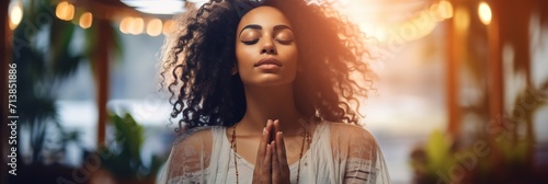 Fotografia banner bohemian style meditation, woman with closed eyes in a peaceful state, adorned with headband and necklaces, in room with soft lighting and bokeh