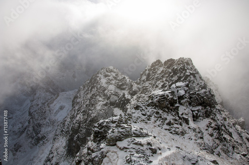 Szczyt górski w chmurach. © Blaszko
