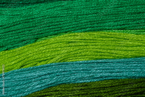 Zielone fale w różnych odcieniach, poziome pasy struktura nici do szycia z bliska