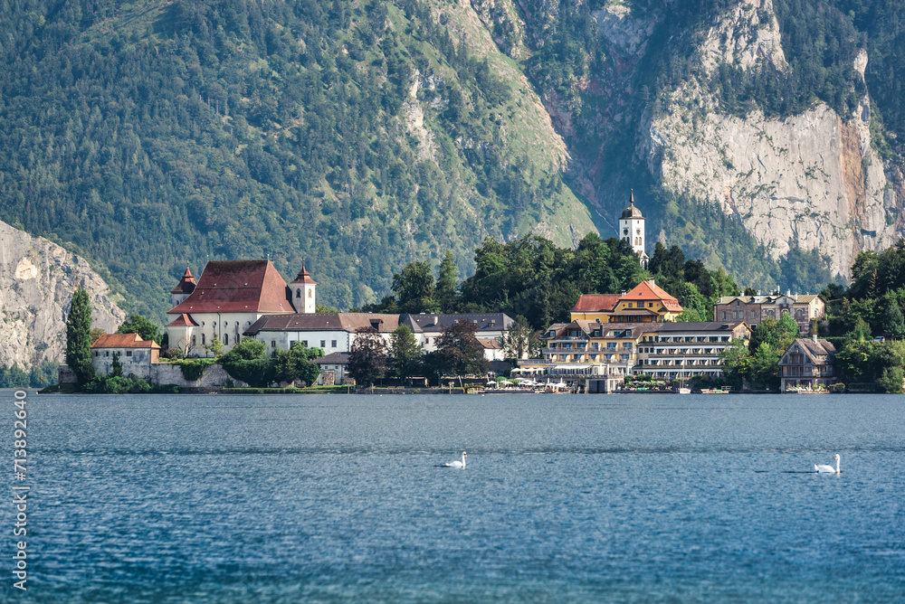 Obraz premium Village Traunkirchen with lake Traunsee in foreground. It is part of European Capital of Culture
