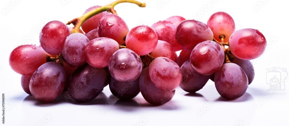 Obraz premium Fresh red grapes isolated white background