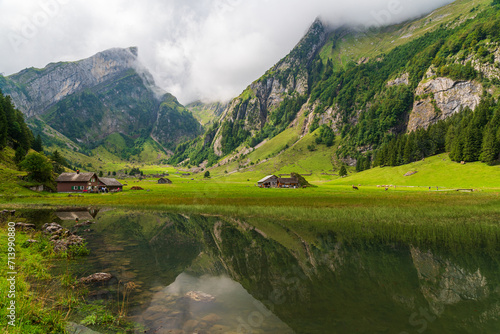 Ferme se refletant dans un lac suisse seealpsee