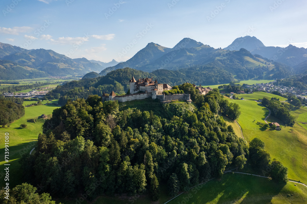 Naklejka premium Vue aérienne sur le village suisse de Gruyères