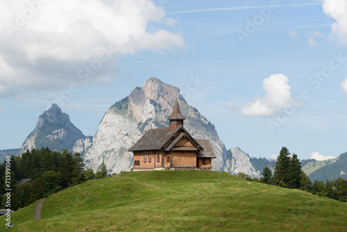 chapelle suisse avec montagne en arrière plan à Stoos 