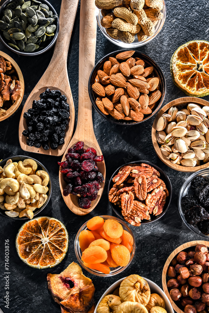 Obraz premium Composition with a variety of dried fruits and assorted nuts.