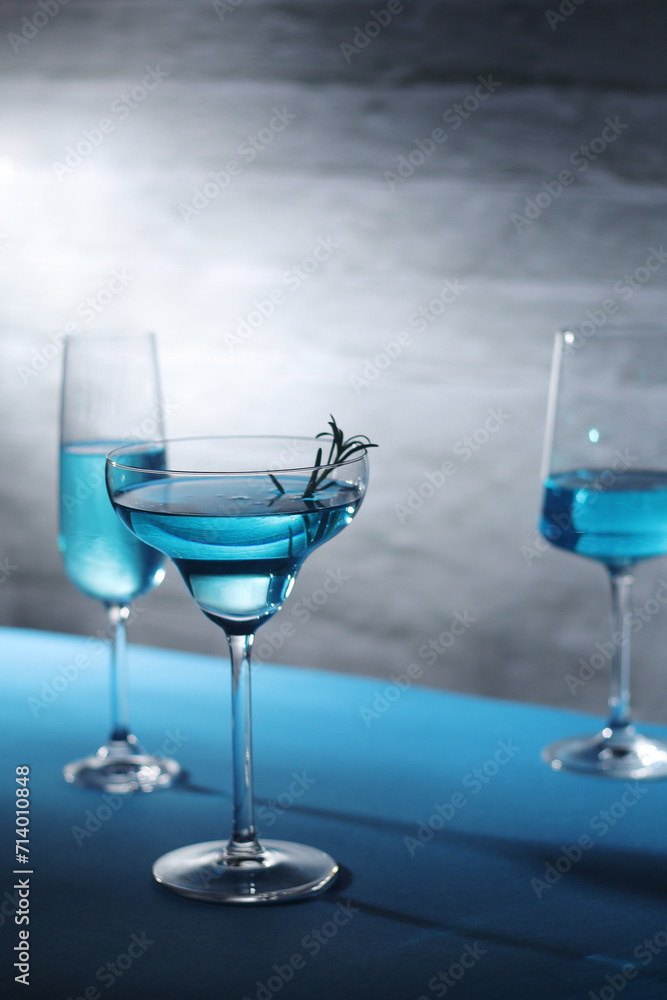 Obraz premium Glasses with blue alcohol cocktail ready for a party 